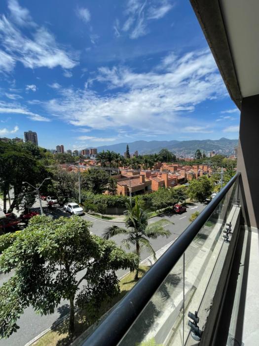 Apartamento con vista y aire acondicionado cerca a El Tesoro