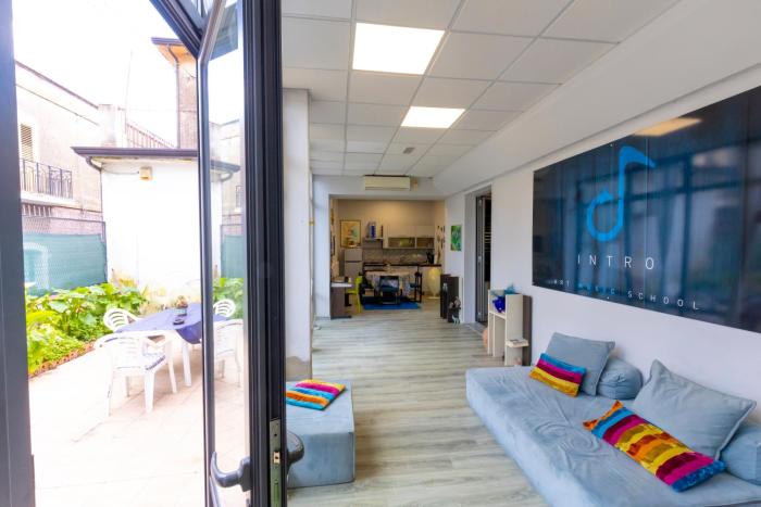 Intro art music house