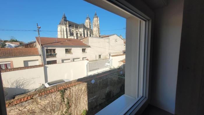 En face de la Basilique de Saint Nicolas-de-Port