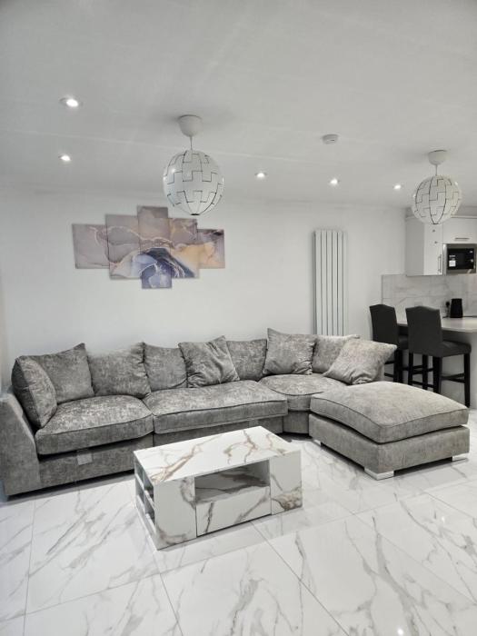 A stylish 3 bedroom house or Apartment in Greenhithe - Available for booking as individual Room or as a Whole apartment - 11mins walk to Greenhithe Train Station, 7 mins drive to Bluewater shopping mall
