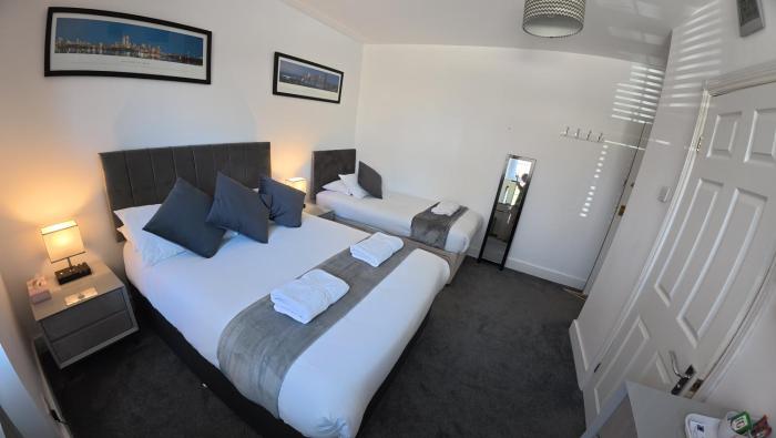 Oakhurst Gatwick Traditional English B&B & bookable Holiday parking deals GATWICK transport