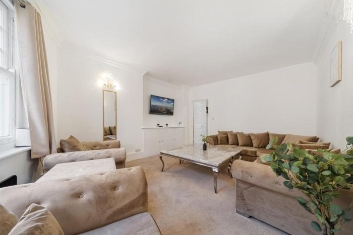 Prime Soho 3-Bedroom Apartment Steps from Piccadilly and Chinatown! No Lift 3GH