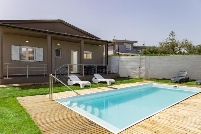 NeSo - Villa Fyllo with Pool steps from the Beach