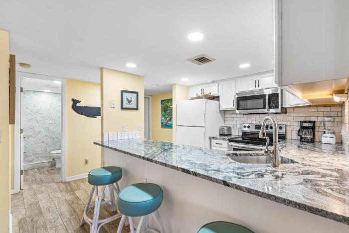 Holiday Surf and Racquet Unit 118