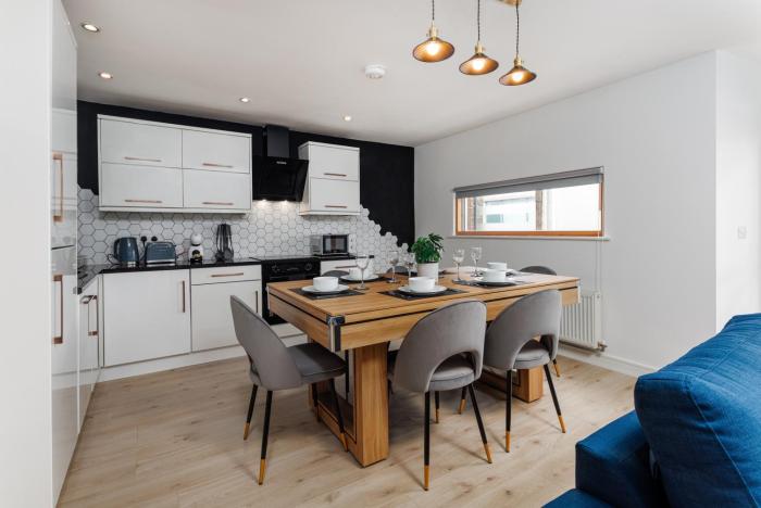 Flatzy - Prime City Apartment with Free Parking & Ping Pong Table