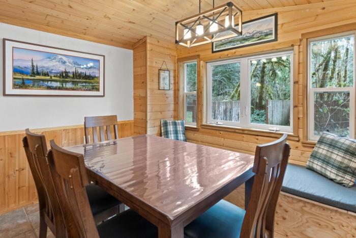 Cedar Cabin at Rainier Entrance-Hot Tub and Cinema