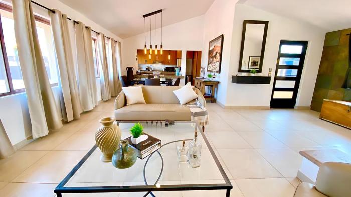 Modern 3-Bedroom Retreat in Ajijic-Walk To Everything-Gym-Pickleball-Golf Cart
