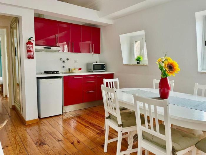 OPEN TRACE 2 BEDROOM APARTMENT LOCATED CENTERAL Lisbon