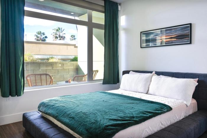 Bright & Stylish 1-Bedroom, Walk to Netflix, Perfect for Long Stays FREE PARKING