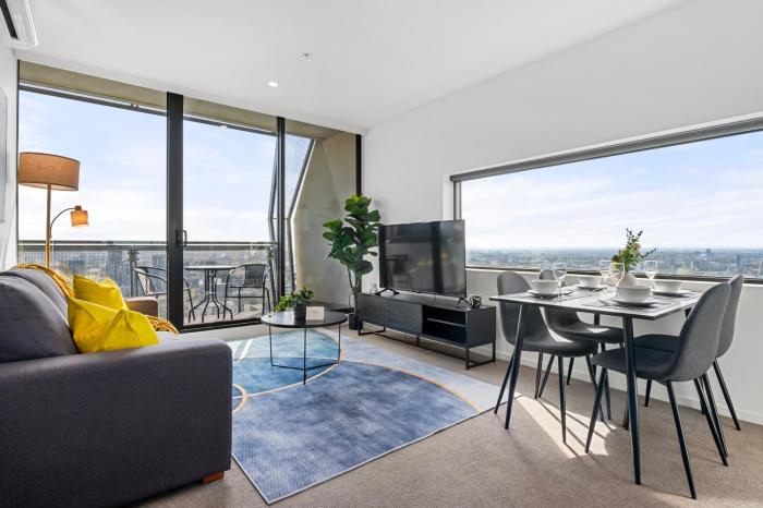 Breathtaking Views at Spacious Apartment in Melbourne CBD with Gym