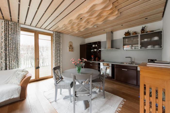 Rožių namas ant jūros kranto