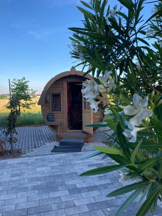 Schlaffässer auf dem Krügele Hof