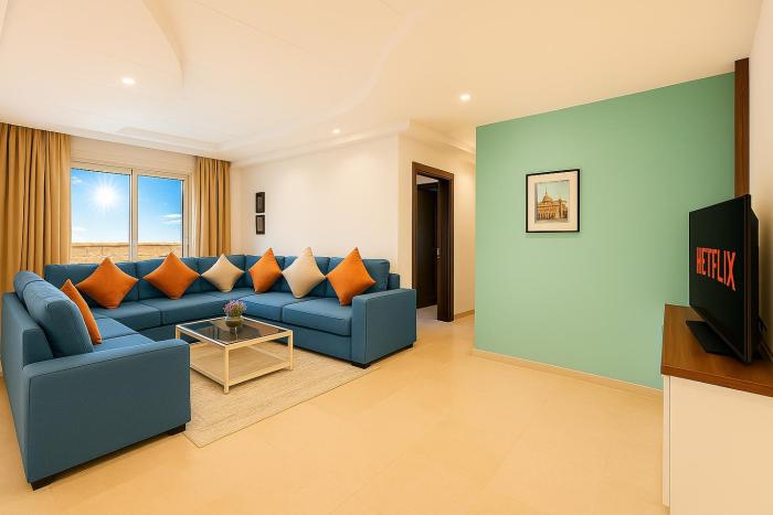 Cosy sunny 2BR - central near train and tram