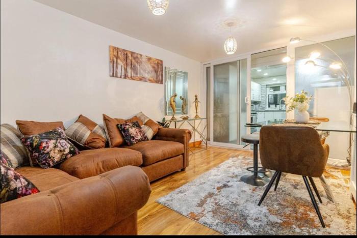 Smethwick - House - Sleeps 8 - Parking