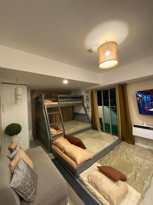 1-BR Condo with 4 BEDS, DINING, Karaoke,NETFLIX,YTpremium,GAMES,WIFI,25TH fLoor - Sunrise & Sunset CITY&POOL view , wrap-around BALCONY