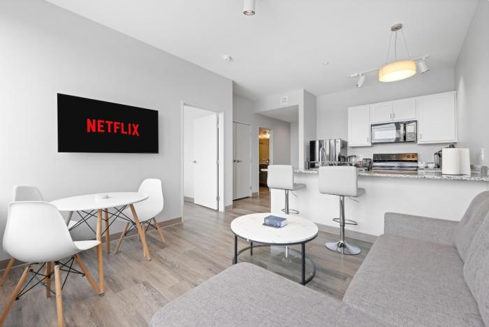 Luxury Downtown Cleveland Condo l 2 TVs l Parking