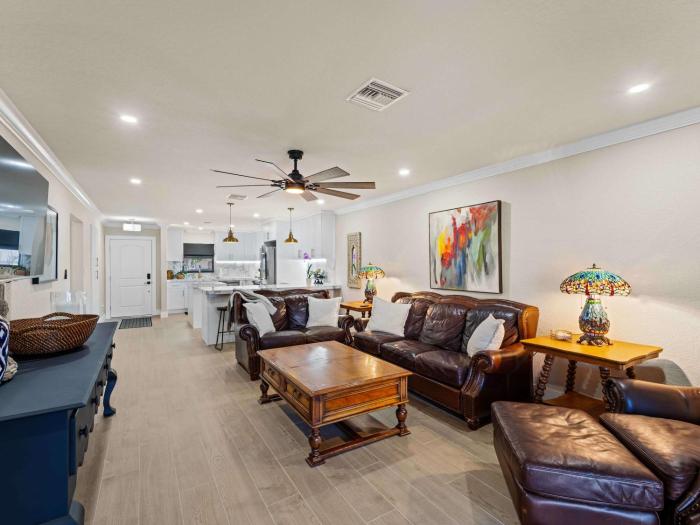 Waterfront Villa Close To Downtown And Harbor