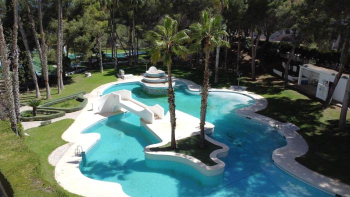 Apartamento Serenity by the Sea II, Altos de Campoamor, 2 bedrooms, balcony , terrace , tennis court and beautiful swimming pool