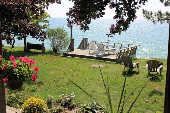 Cute and Cozy Lakefront Cottage