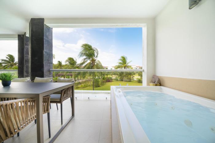 Luxury 2 BR Condo with tub & Infinity Pool - Beach Side At Mareazul - Sirenita G