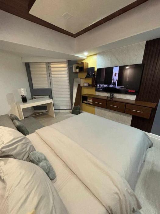 22nd-Floor Spacious Studio with Sunrise & Pool Views, Hi-Speed WiFi & Working Space, Netflix, Disney, Kitchen, Wide Balcony