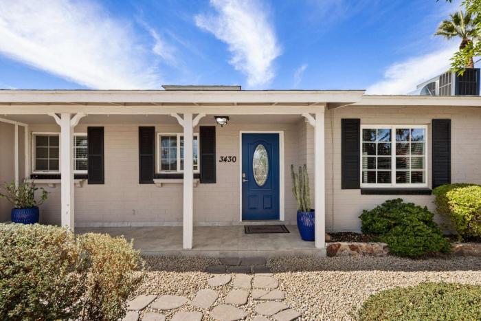 Royal Modern -Stylish Home with Casita and Grille