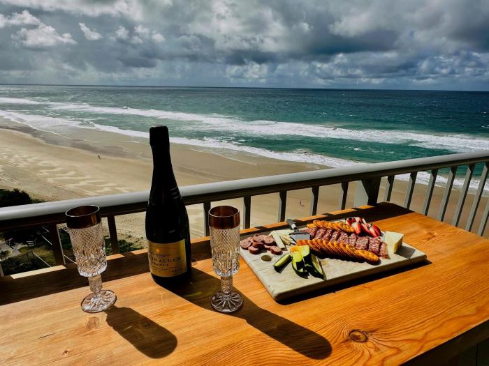 Beachfront Bliss - Views Pool & Café Next Door