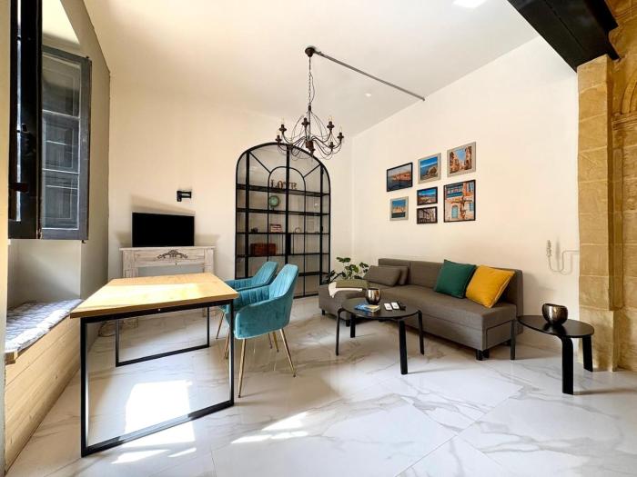 Melik Cozy Modern Maltese Home Near the Seafront
