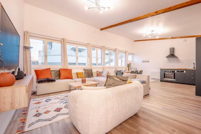 Serenity House, parking, near metro 7