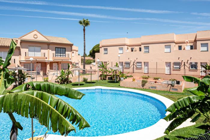 Apartamento económico en La Barrosa con piscina
