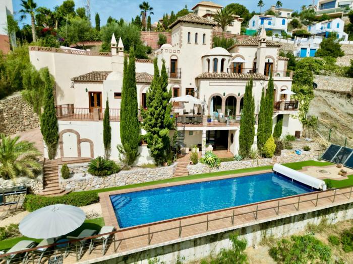 Dream Stay! 15 Guests, Big Pool with Heating Option at Extra Cost, Sea view!