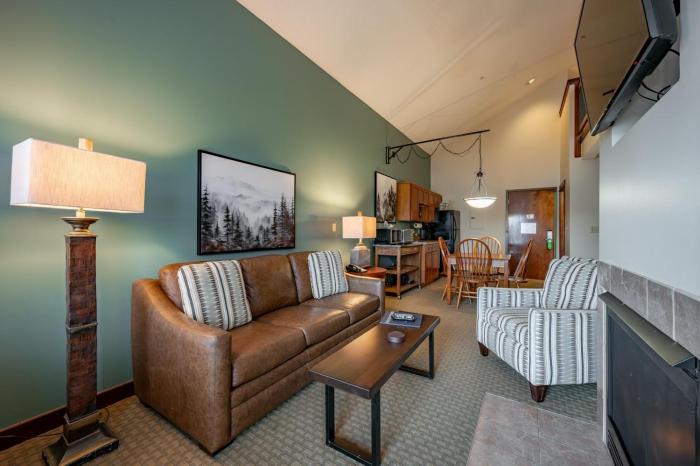 B302 One Bedroom & Loft Lake View