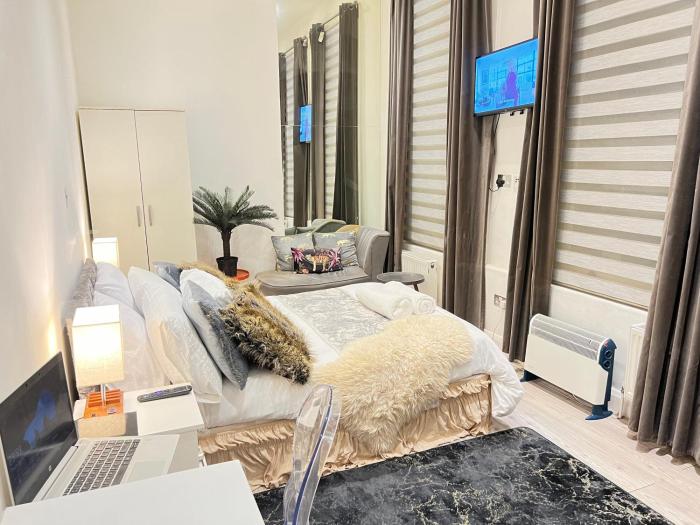 Studio Sleeps 3 - Free WiFi - Flat-screen Tv