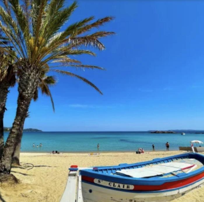 APPARTEMENT ET SA JOLIE TERRASSE Le Lavandou Saint Clair, a deux pas de la plage de St Clair, au calme, Studio tout équipé, clim, Wifi Fibre, TV connectée, lave linge, lave vaisselle, place de parking et plus, serviettes et draps fournis