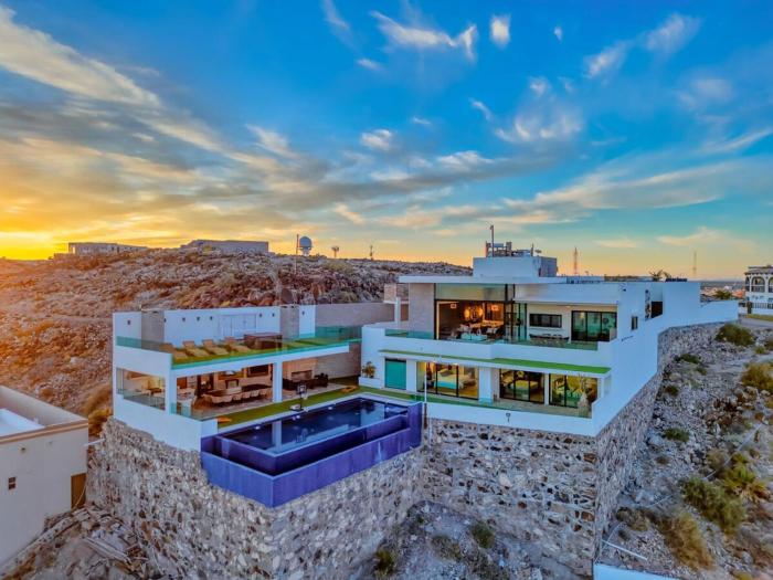 Shangri-LA luxury Mansion, Heated Pool