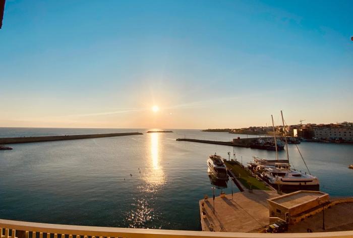 Versace on the floor Water suite