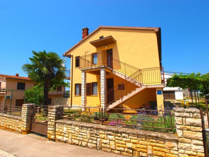 Cozy apartment in Peroj with terrace