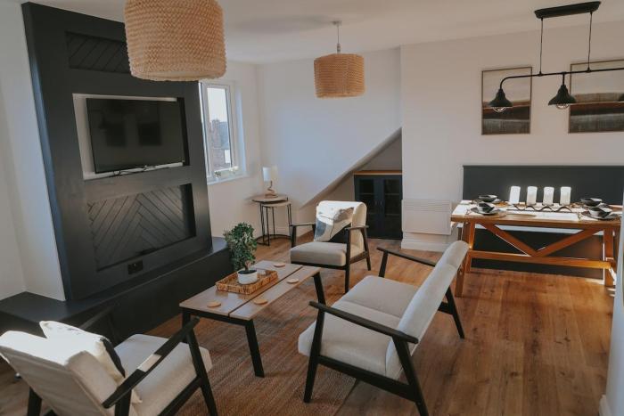 Spacious Second Floor Apartment, Fourth Avenue