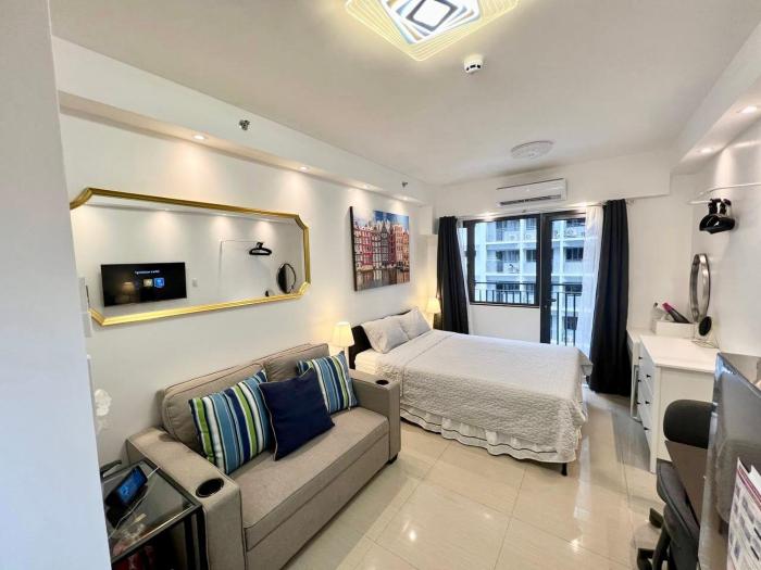 The Grand Staycation at MOA - Unit 7102 Hotel-like