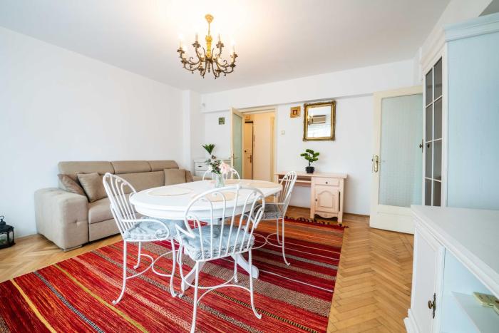 Cismigiu Apartment with Balcony & View