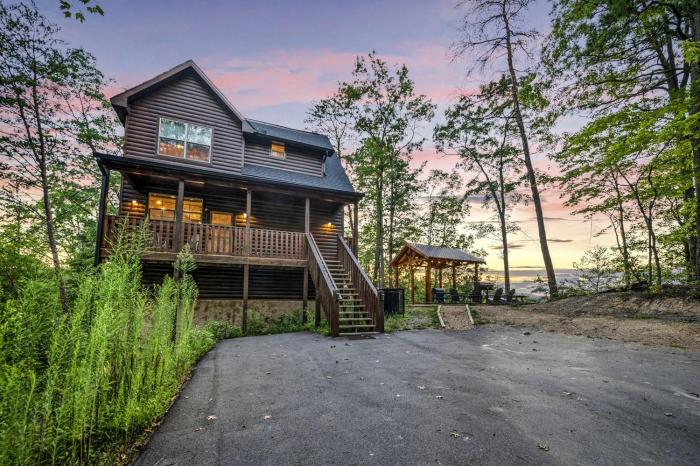 Outstanding Cabin with Air Hockey Table Beautifully Designed in Tennessee