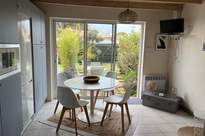 Cozy retreat near the beach terraces and parking