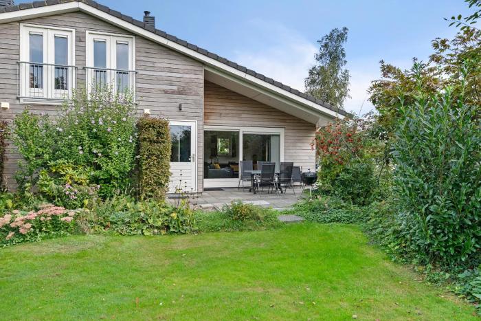 Huis Mosk heeft grote tuin op het zuiden en nabij meer