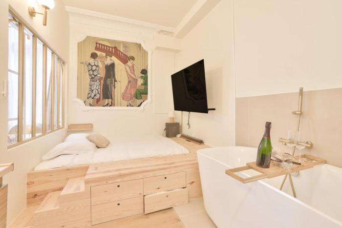 Luxury Suite Spa Bath & Cinema Screen- Bordeaux