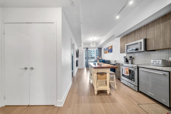 Modern Condo with Balcony, Gym and Free Parking