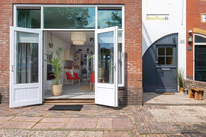 Ninas Beach House 2 " Free Parking "