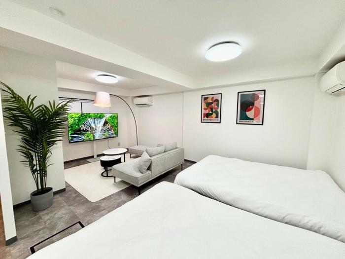 R101-Shinjuku 13 minUp to 8 people 60 sqmFull renovationRoppongi and Tsukiji direct accessFamily group7 min to Ochiai Minami-Nagasaki Station