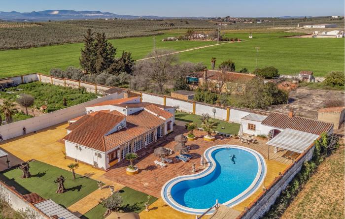 Gorgeous Home In Puente Genil With Wifi