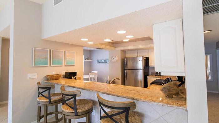 Updated 2BR, 2nd floor condo on Siesta Key - tennis and pickleball, private beach access
