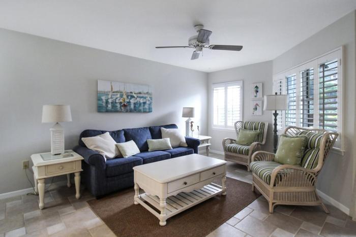 Charming 2BR Siesta Key condo with beach access